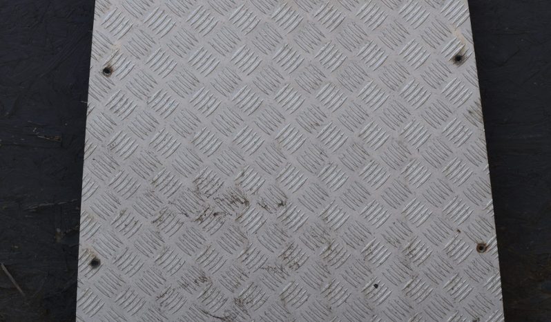 
								Various Land Rover and other car parts.  Call 07706 333444 to view by appointment.  Barn clearance. Buyer collects full									