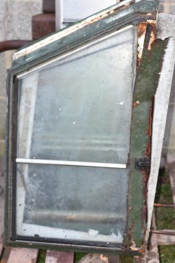 
										Various Land Rover and other car parts.  Call 07706 333444 to view by appointment.  Barn clearance. Buyer collects full									