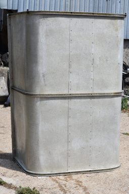 
										Various Land Rover and other car parts.  Call 07706 333444 to view by appointment.  Barn clearance. Buyer collects full									