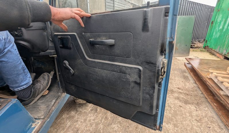 
								Land Rover Defender V8 HD Hi-Cap Pick Up 1986 True collector’s item SKU459 full									